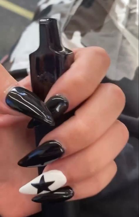 Badass Nails, Alternative Nails Designs, Alt Nails Acrylics, Alt Nails, Alt Nails Designs, Rock Nails Grunge, Rock Star Nails, Rock Nails, Gothic Nails