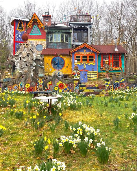 Funky Tiny House, Weird House Aesthetic, Crazy House Decor, Clown House Aesthetic, Maximalism House Exterior, Hippie House Exterior, Maximalist House Exterior, Maximalist Exterior House, Funky House Exterior