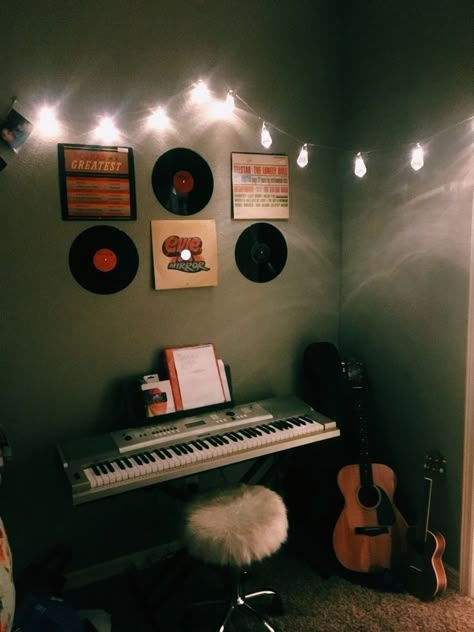 Music Corner Bedroom Ideas, Room Ideas For Music Lovers, Record Themed Room, Record Wall Bedroom, Music Wall Bedroom, Vinyl Record Bedroom Decor, Musician Bedroom Aesthetic, Vynal Record Wall, Music Wall Room