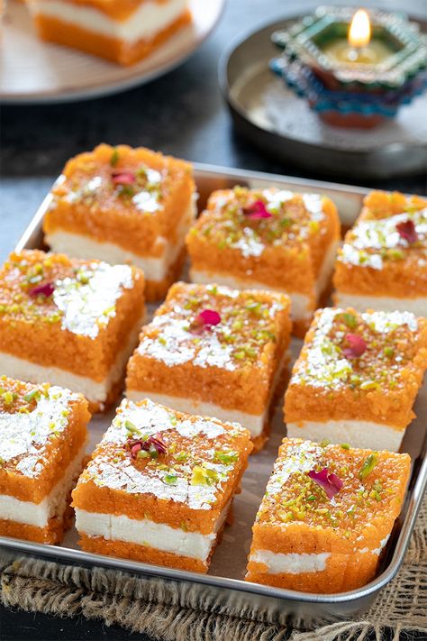 Moti Pak is a dual-flavored boondi burfi with a mawa layer sandwiched between motichoor layers. How to make Motichoor Pak burfi Easy Orange Cake Recipe, Orange Cake Recipe Easy, Vanilla Pound Cake Recipe, Orange Cake Easy, Cake Step By Step, Vanilla Pound Cake, Ramzan Recipe, Easy Indian Dessert, Diwali Sweets Recipe