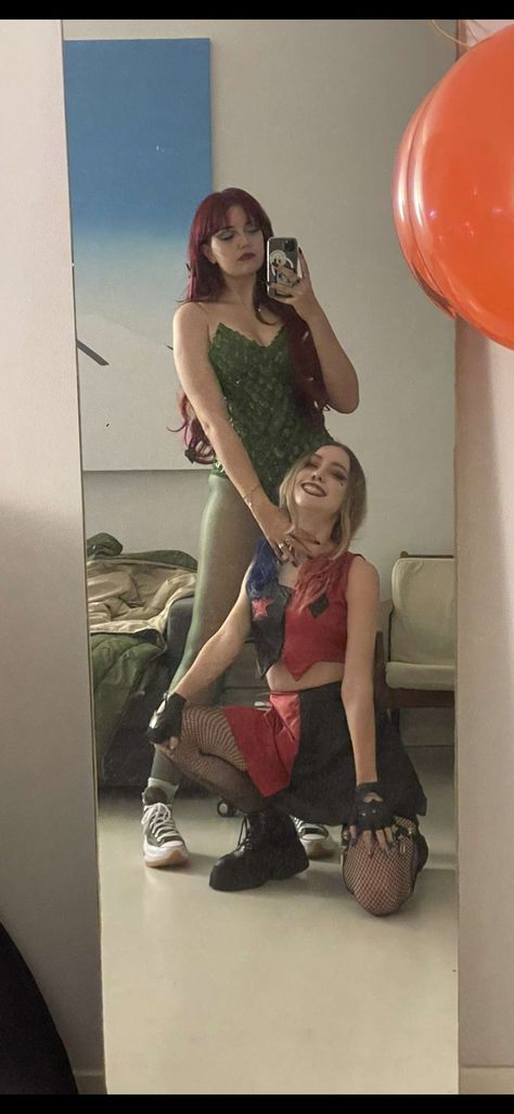 Posion Ivy And Harley Quinn Halloween Costumes, Harley And Poison Ivy Costume, Couples Halloween Costume Ideas For Lesbians Costumes, Harley And Ivy Halloween Costumes, Girlfriends Costume Ideas, Couple Costume Lesbian, Ivy And Harley Costumes, Harley And Ivy Cosplay, Costume Idea Couple