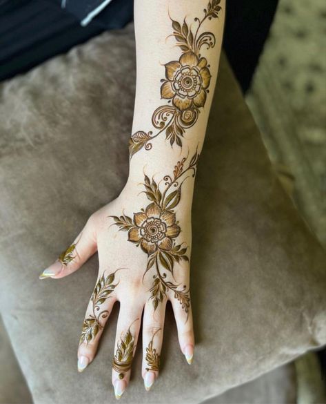 Henna For Kids, Henna Designs Arabic, Mehndi Floral, Finger Mehndi Style, Elegant Mehndi, Henna Floral, Khafif Mehndi, Mehndi Design Easy, Finger Mehndi