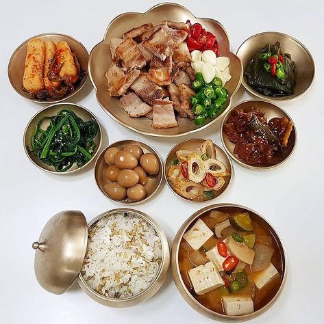 Doenjang Jjigae, Soybean Paste, Healthy Food Menu, K Food, Delicacy Food, Healthy Lifestyle Food, Braised Beef, Snap Food, Food Obsession