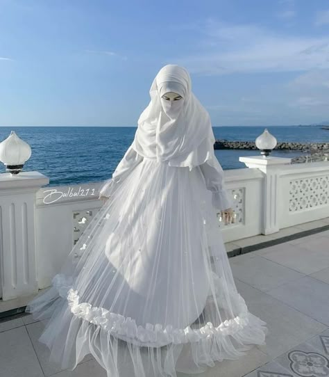 Royal Aesthetic Princess, Soft Wedding Dresses, Islamic Wedding Dress, Burkha Designs, Hijab Beach, Niqabi Bride, Malaysian Wedding, Muslimah Fashion Casual, Muslim Bridal