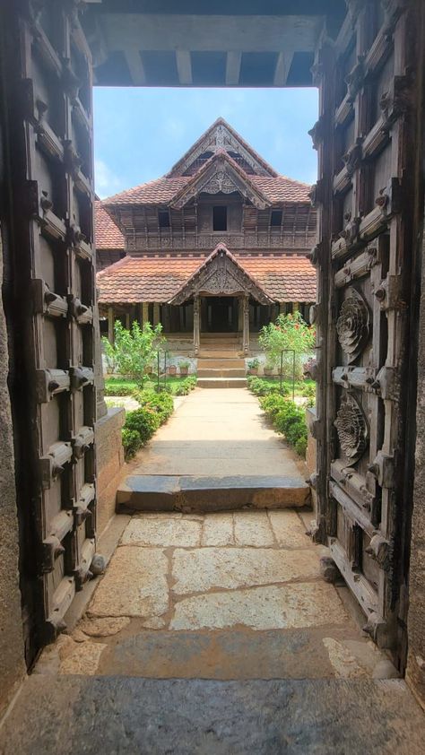 Traditional Indian Houses, Indian House Design, India House, Indian Room Decor, Ancient Indian Architecture, Kanyakumari, Indian Home Design, Indian Village, Western Ghats