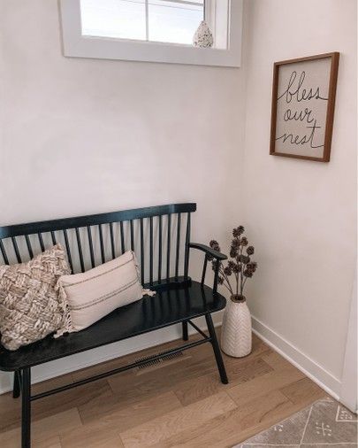 Foyer Bench Ideas Entry Ways, Foyer Bench Ideas, Black Entryway Bench, Farmhouse Mud Room, Front Porch Redo, Women Room Decor, Foyer Bench, Entry Way Ideas, Black Bench