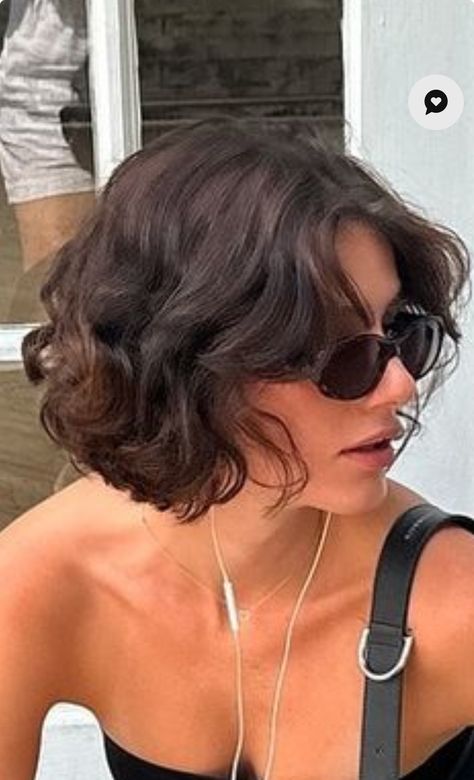 Wavy Bob Chin Length, 90s Wavy Bob, 90s Bob Curly, 90s Curly Bob, 90s Short Hair Curly, French Curly Bob, Short Curly Layered Bob, French Bob Wavy Hair, Messy French Bob