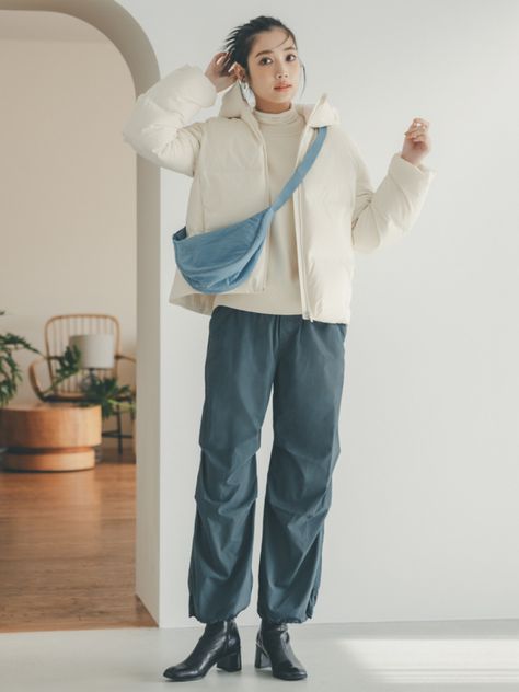 WOMEN'S PARACHUTE PANTS | UNIQLO CA Uniqlo Turtleneck Outfit, Brown Cargo Pants Outfit, Rectangular Body Shape, Parachute Pants Outfit, Brown Cargo Pants, Turtleneck Outfit, Fall Outfit Inspiration, Turtleneck T Shirt, Cargo Pants Outfit