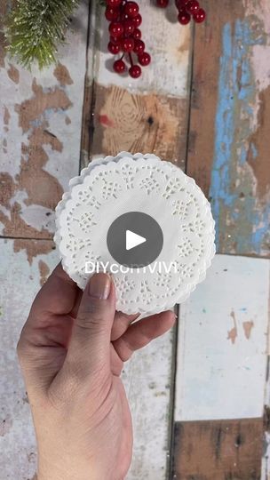 Doily Christmas Trees, Simple Christmas Images, Crafts With Paper Doilies, Christmas Wall Decor Diy, Paper Doily Crafts, Nutcracker Crafts, Christmas Paper Craft, Paper Snowflakes Diy, Christmas Flower Decorations