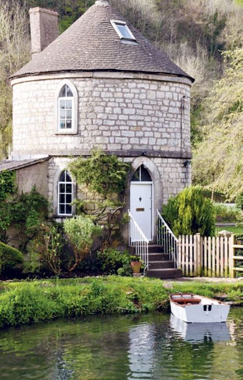 Round House-01-1 Kind Design Stroud Gloucestershire, Unusual Homes, Unique Buildings, Cabins And Cottages, Round House, Architectural Details, Stone House, Cozy Cottage, Beautiful Buildings