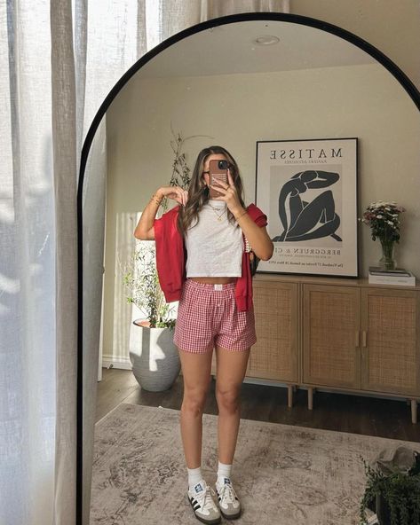 19 Best Boxer Shorts Outfits For The Ultimate "It Girl" Loo - The Wandering Girl Check Shorts Outfit, Style Boxer Shorts, Styling Boxer Shorts, Boxer Outfit Female, Outfits With Boxers, Boxer Short Outfits, Boxers Outfit Female, Boxers Outfit, Y2k Pajamas