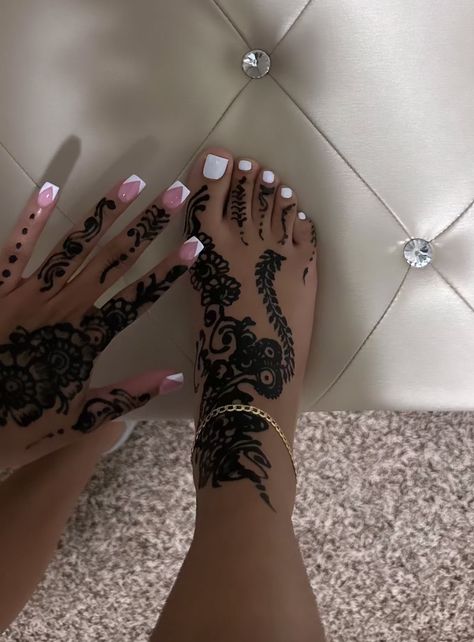 Henna Designs For Feet Simple, Cute Hand Tats, Henna Designs On Foot, Henna Tattoo Designs Foot, Feet Tattoos For Women Beautiful, Henna On Foot, Aesthetic Tiktok Pfp, Henna Designs Foot, Hanna Tattoo Hand