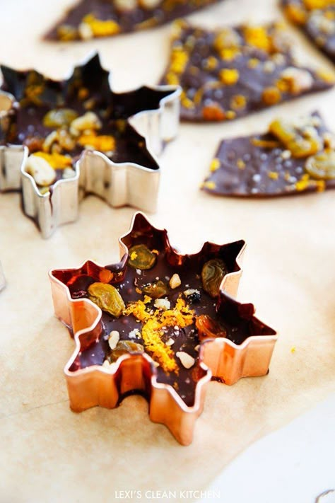 Skip To RecipeThis homemade bark is the best holiday gift! It’s delicious, customizable, and festive. Everybody will love these gift … Chocolate Orange Bark, Sweets Gift Ideas, Edible Gift Ideas, Holiday Bark, Lexi's Clean Kitchen, Chocolate Bark Recipe, Bark Recipe, Homemade Seasonings, Cookie Tins