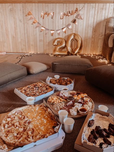 Birthday Pizza Party Ideas, Christian 21st Birthday Ideas, Pizza Dinner Party Aesthetic, Chill Birthday Ideas, Pizza Party Aesthetic, Pizza Birthday Party Ideas, Aesthetic Birthday Party, Birthday Pancakes, Birthday Pizza