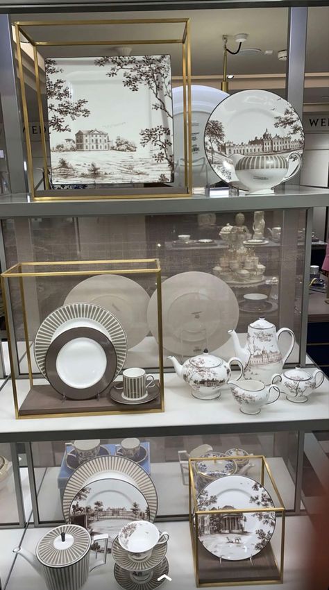 Dinnerware Display Ideas, Plate Pantry, Homeware Display, Dinnerware Display, China Cabinet Decor, Tableware Display, Crockery Design, Retail Store Interior Design, House Interior Design Styles