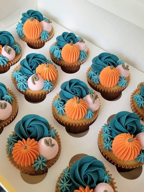 Buttercream Pumpkin Cupcakes, Simple Cake Pop Designs, Pumpkin Decor Cupcakes, Cute Fall Cupcake Designs, Fall Boy Baby Shower Cupcakes, Fall Cupcakes Aesthetic, Classy Halloween Cupcakes, Fall Gender Reveal Cupcakes, Cupcakes Decorated Like Pumpkins