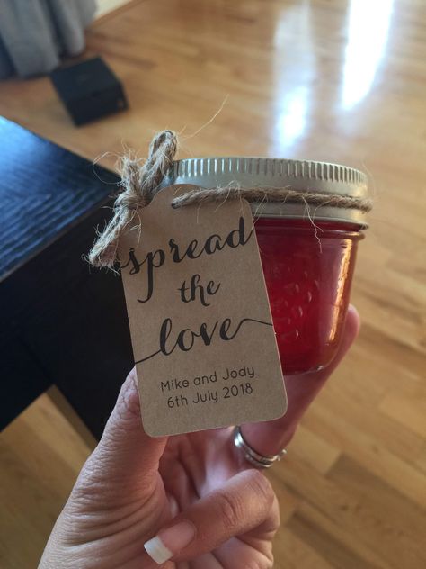 Easy homemade strawberry jam favors in 125ml mason jars. Perfect for a wedding or bridal shower Jam Jar Wedding Favours, Homemade Baby Shower Favors, Jelly Gift, Jam Wedding Favors, Bridal Shower Favours, Jam Favors, Mason Jar Wedding Favors, Wedding Strawberries, Homemade Strawberry Jam