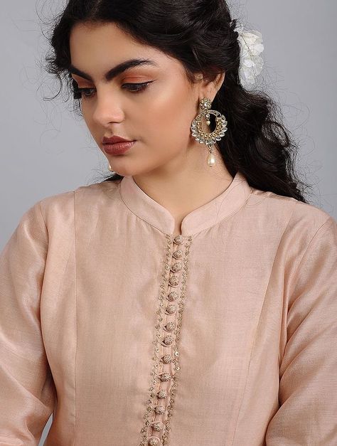 Modern Kurti, Types Of Kurti, Salwar Kameez Neck Designs, Amber Top, Kurta Women, Salwar Neck Designs, Looks Pinterest, Simple Kurta Designs, Designer Kurti Patterns