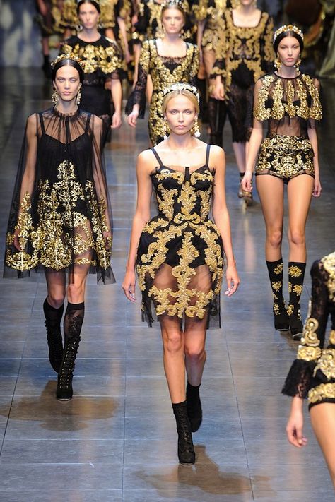 Gold Dresses, Diy Kostüm, Paris Mode, Milan Fashion Weeks, Cat Walk, Baroque Fashion, Dolce E Gabbana, Gold Fashion, Milan Fashion