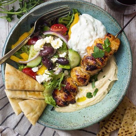 Chicken Souvlaki Hummus Bowl Souvlaki Sauce, Recipe Hummus, Hummus Chicken, Greek Burger, Hummus Bowl, Greek Dinners, Homemade Tzatziki Sauce, Dinner Recipes Chicken, Chicken Souvlaki