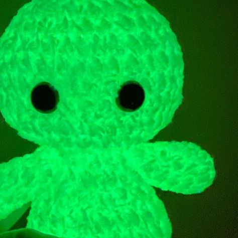 Kali Dahle-Amigurumi designer on Instagram: "When you release an alien pattern and find glow in the dark yarn on the same day, that’s fate. When your little boy asks you to make one he can take to bed with him, that’s adorable. So of course I changed my plans and made him one. I also took the opportunity to time it! This is like the fifth one of these I made, so I had that going for me, but it really does work up quickly! My seven year old wants me to make him a glow in the dark turtle now 😅 What else can you think to make with this @lionbrandyarn glow in the dark chenille?? #amigurumi #crochettoy #crochetinspiration" Glow In The Dark Yarn, Dark Crochet, Alien Patterns, I Changed, Crochet Patterns For Beginners, Crochet For Beginners, Crochet Toys, In The Dark, Glow In The Dark