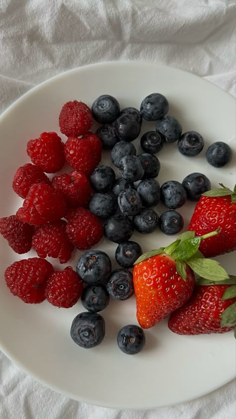 Frutta Aesthetic, Fruit Love, Healthy Brunch, Sweet Dishes Recipes, Food L, Healthy Food Motivation, Healthy Lifestyle Food, Fruit Smoothie Recipes, Food Goals