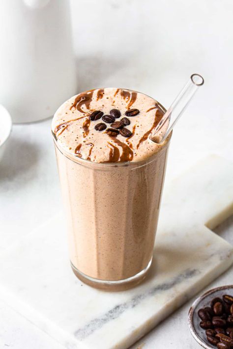 Vacation Cocktails, Coffee Breakfast Smoothie, Smoothie Without Banana, Coffee Smoothie Recipes, Iced Coffee Protein Shake, Coffee Protein Shake, Smoothie Recipes Healthy Breakfast, Frozen Coffee, Smoothie Drink Recipes