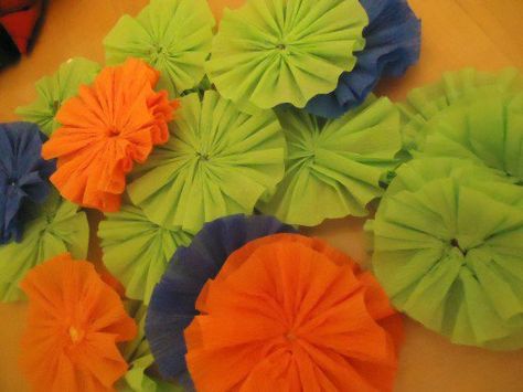 Crepe Paper Rosettes Crepe Paper Rosettes, Crepe Paper Decorations, Streamer Party Decorations, Crepe Paper Crafts, Paper Flower Garlands, Paper Decorations Diy, Crafting Corner, Crepe Paper Streamers, How To Make Crepe