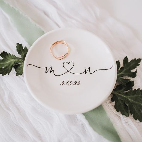 Wedding Ceramics Decoration, Pottery Wedding Gift Ideas, Cricut Engagement Gift, Wedding Gift Ceramic, Ceramic Wedding Gift, Engagement Ring Holders, Personalized Ring Dish, Ring Holder Wedding, Engagement Gifts For Couples