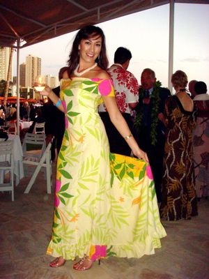 Mamo Howell Muumuu Hawaiian Style Wedding Dress, Polynesian Clothing, Tahitian Dress, Hawaiian Wedding Dress, Samoan Designs, Hawaiian Wear, Island Style Clothing, Polynesian Dress, Vintage Hawaiian Dress