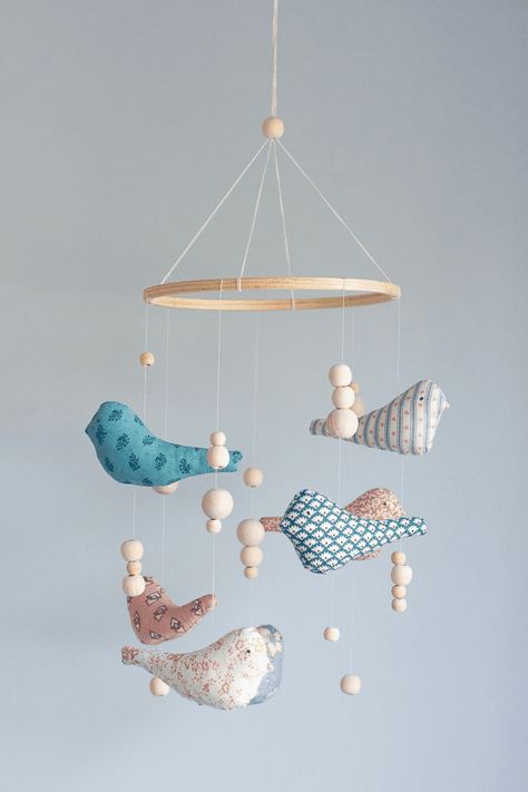 When it comes to finding the perfect baby mobile, the options can seem endless. Check out these awesome designs for your child's room. #BabyMobile #DIY Baby Room Ideas Neutral, Nursery Mobile Diy, Diy Nursery Mobile, Mobile Diy, Grey Nursery Decor, Baby Diy Projects, Diy Baby Mobile, Bird Nursery, Baby Mobil