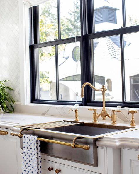 French Kitchen Sink, Faucet Photography, Modern Rustic Cabin, Washing Area, Officine Gullo, Traditional Kitchen Faucets, French Modern, Modern Luxe, White Kitchens