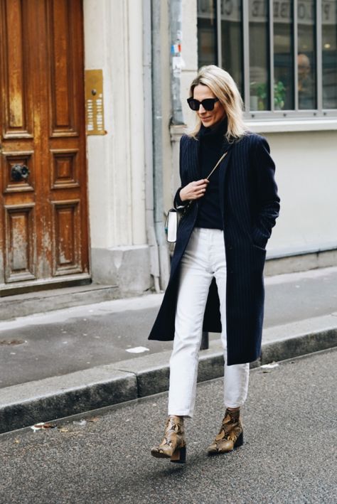 Outfit Jean Blanc, Look Jean, Total Look, Fashion Books, White Pants, Office Outfits, White Denim, Travel Outfit, Sweater Weather