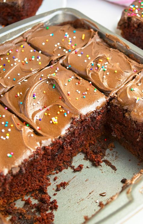 Wacky Cake Recipe, Simple Cake Recipes, Wacky Cake, Tray Bake Recipes, Chocolate Cake Recipe Easy, Chocolate Sheet Cake, Cake Recipe Easy, Torte Cupcake, Tray Bake