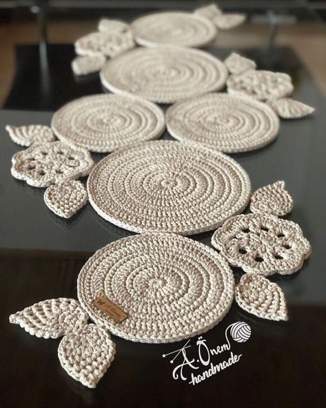 Taplak Meja Crochet, Magic Circle Crochet, Crochet Placemat Patterns, Crochet Table Mat, Crochet Mat, Crochet Table Runner Pattern, Crochet Patterns Free Beginner, Confection Au Crochet, Crochet Table