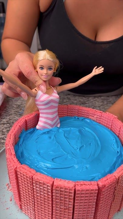 Cake Barbie, Barbie Cake, Kids Party Food, Barbie Party, Barbie Diy, Diy Cake, Easy Cake, Party Food, Kids Meals