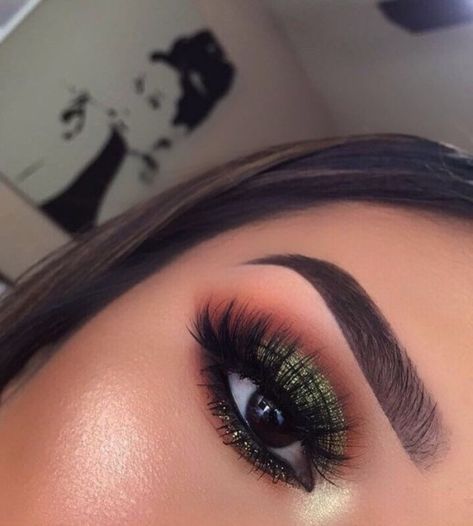 Make Up Torte, Machiaj Smokey Eyes, Olive Green Eyes, Make Up Designs, Green Makeup, Green Eyeshadow, Makeup Eye Looks, Creative Eye Makeup, Make Up Looks