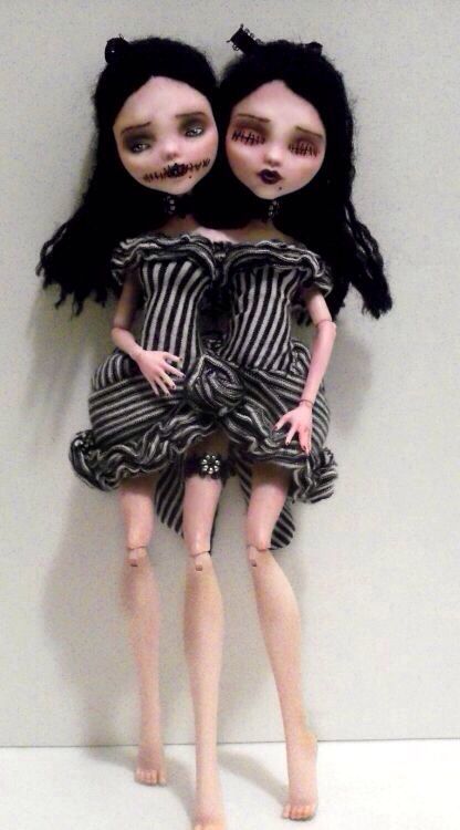 Conjoined twin goth dolls. Twin Dolls, Conjoined Twins, Crystal Skulls, Custom Monster High Dolls, Scary Dolls, Arte Van Gogh, Monster Dolls, Gothic Dolls, Charm School