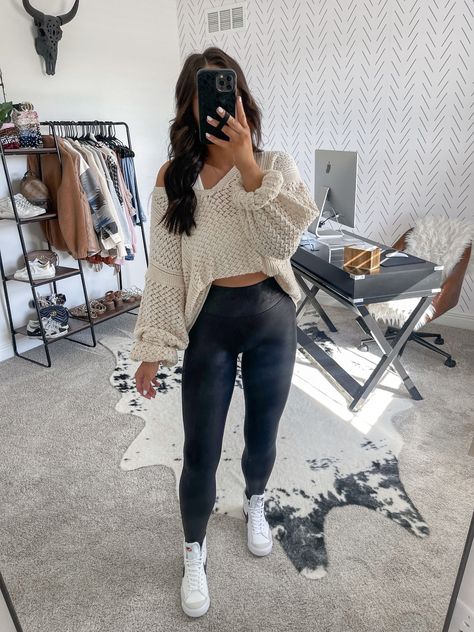 Trendy Outfits With Leggings, Modern Fits, Faux Leather Leggings Outfit, Trendy Mom Outfits, Edgy Outfit, Leather Leggings Outfit, Cute Outfits With Leggings, Ootd Winter, Cold Outfits