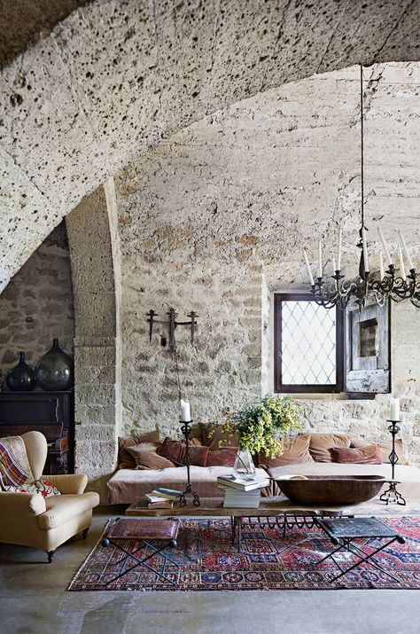 This mother and daughter realised a long-held dream, moving to Tuscany and restoring a 16th-century convent Style Toscan, Villas In Italy, Tuscan Design, Mediterranean Home Decor, Tropical Home Decor, Mediterranean Decor, Farmhouse Holiday, Rustic Glam, Mediterranean Home