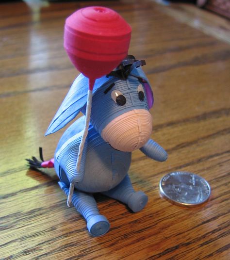 Eeyore with balloon by Cathy Schlim. 3d Quilling Ideas, Quilling Images, Quilling Comb, Quilling Dolls, Neli Quilling, Quilling Animals, Origami And Quilling, Quilling Work, Desain Quilling