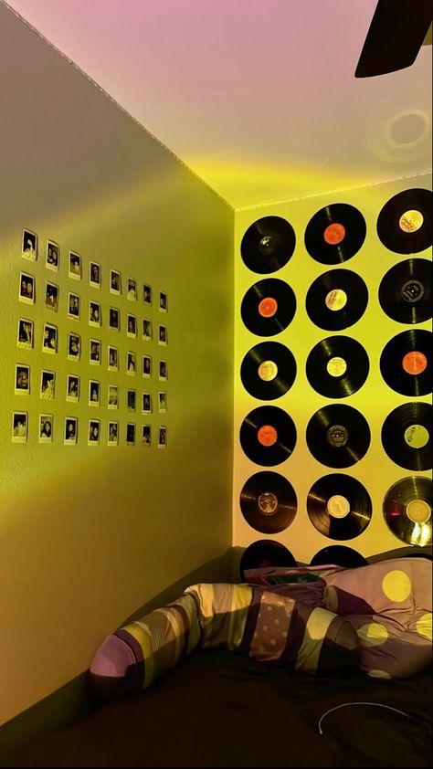 Records On Wall, Record On Wall, Maddys Room, Record Wall Art, Fav Aesthetic, Summer Room, Record Room, Retro Bedrooms, House Vibes