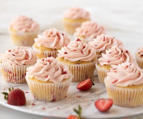 Fresh Strawberry Cupcakes, Strawberry Muffins Healthy, Strawberry Filled Cupcakes, Gluten Free Cupcake Recipe, Strawberry Cupcake Recipes, Vegan Chocolate Frosting, Gourmet Gluten Free, Gluten Free Valentines, Strawberry Gluten Free