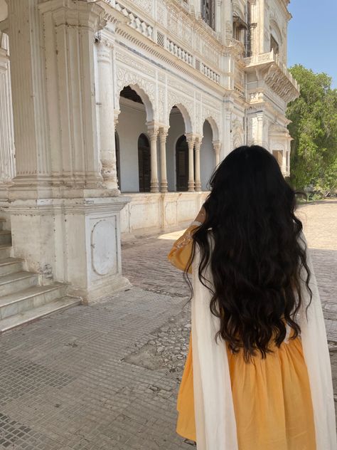 Curly Hair Desi Aesthetic, Indian Curly Hair Aesthetic, Long Hair Aesthetic Pictures, Desi Brown Aesthetic, Indian Long Hair Aesthetic, South Asian Aesthetic Outfits, Pakistani Hair Styles, South Asian Culture Aesthetic, Soft Desi Core Aesthetic