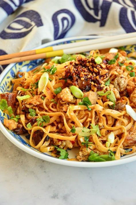 Momofuku Noodles, Spicy Chili Garlic Noodles, Pomegranate Chicken Recipes, Momofuku Recipes, Chili Garlic Noodles, Chinese Noodle Dishes, Chinese Noodle Recipes, Garlic Noodles Recipe, Wonton Noodles