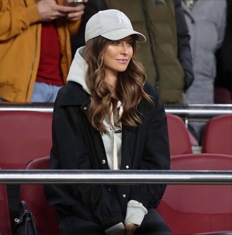 Stadion Outfit, Football Gf Outfits, Soccer Game Outfits, Football Gf, Football Wife, Hockey Game Outfit, Sophia Weber, Soccer Girlfriend, Hockey Outfits