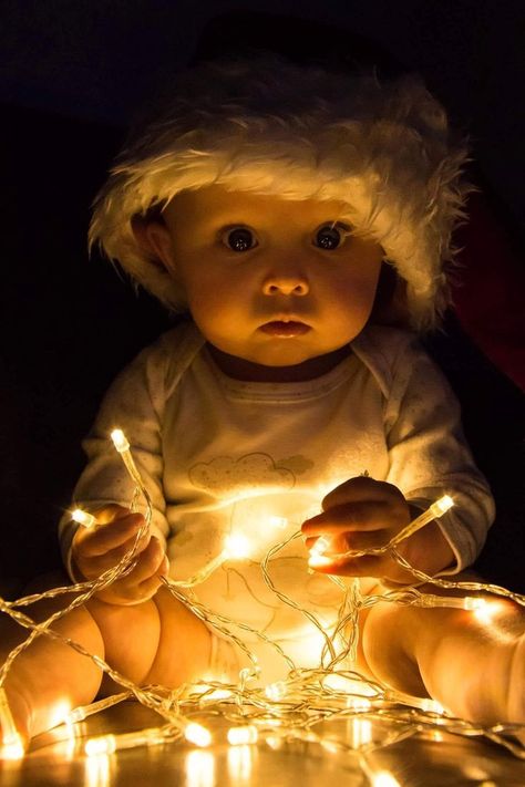 Christmas Diy Baby Photoshoot, Diy At Home Christmas Photo Shoot Baby, Baby In Christmas Lights, Christmas Photo Shoot Ideas For Babies, Christmas Photos Ideas For Babies, Christmas Light Pictures Kids, Christmas Photo One Year Old, Baby Christmas Lights, Christmas Lights Baby Pictures