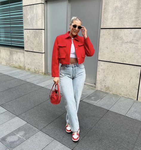 Effortlessly Outfits, Red Jacket Outfit, Stylish Jeans Outfit, Neat Casual Outfits, Jacket Outfit Women, Half Jacket, Cute Outfits With Jeans, Casual Chique, Jeans Outfit Casual