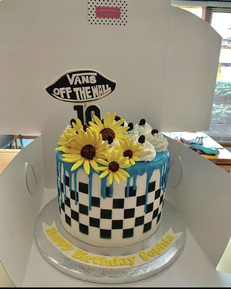 Vans Birthday Cake, Vans Birthday Party Decorations, Vans First Birthday, Vans Themed Party Ideas, Emo Birthday Cake, Vans Cake Ideas, Vans Party Theme, Vans Birthday Party, Vans Birthday Party Ideas