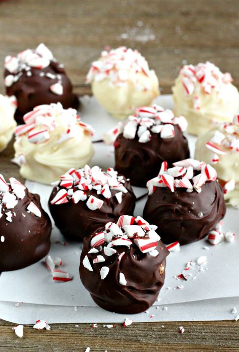 peppermint-cookie-truffles-10 Peppermint Truffles, Peppermint Dessert, Easy Truffles, Coconut Truffles, Peppermint Fudge, Christmas Truffles, Sweet Easy, Shugary Sweets, Truffles Recipe